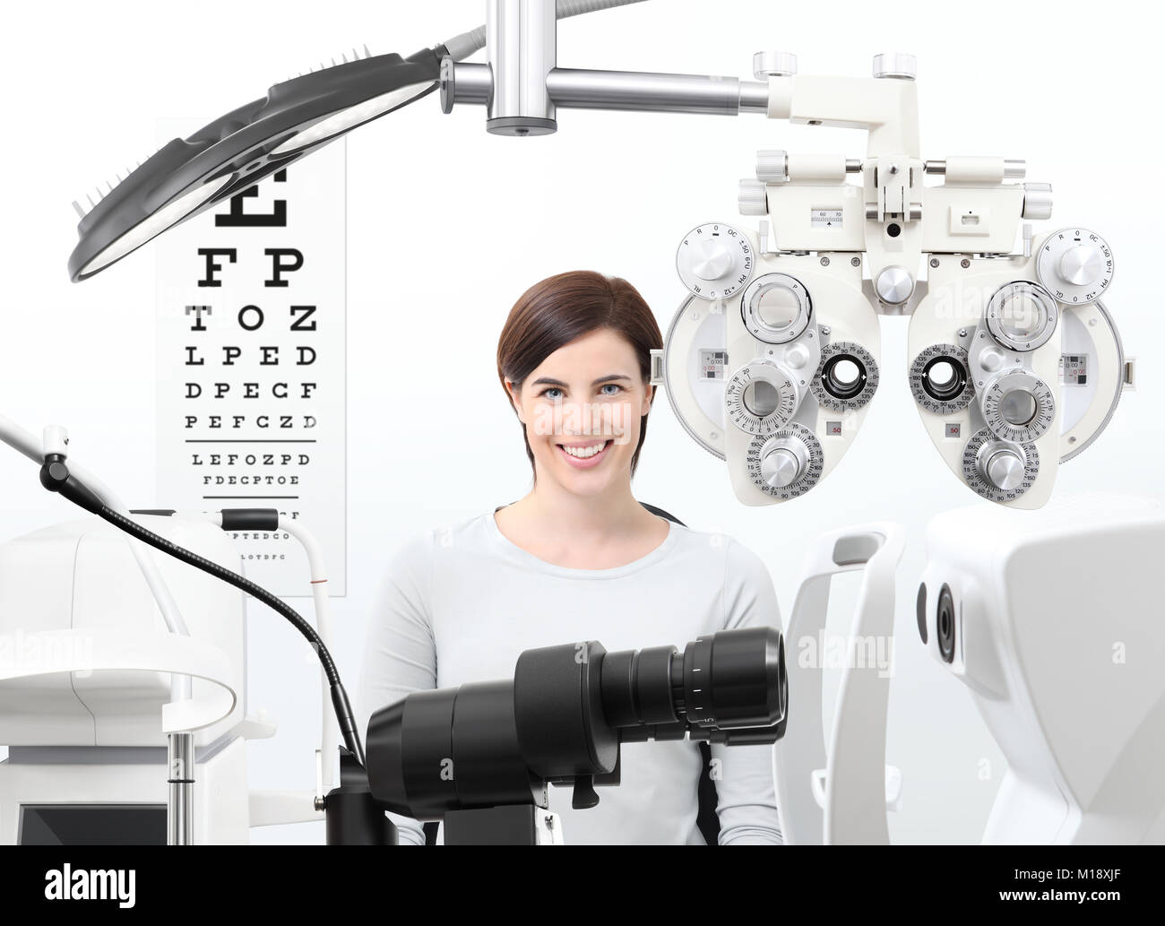 Optiker Prüfung, die sehkraft Frau Patienten in Optiker Büro Stockfoto