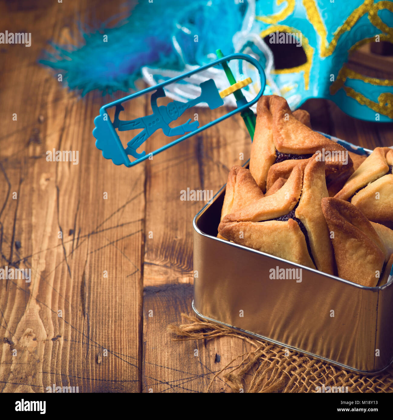 Hamantaschen Cookies in Feld über rustikale Hintergrund. Holiday Purim Feier. Stockfoto
