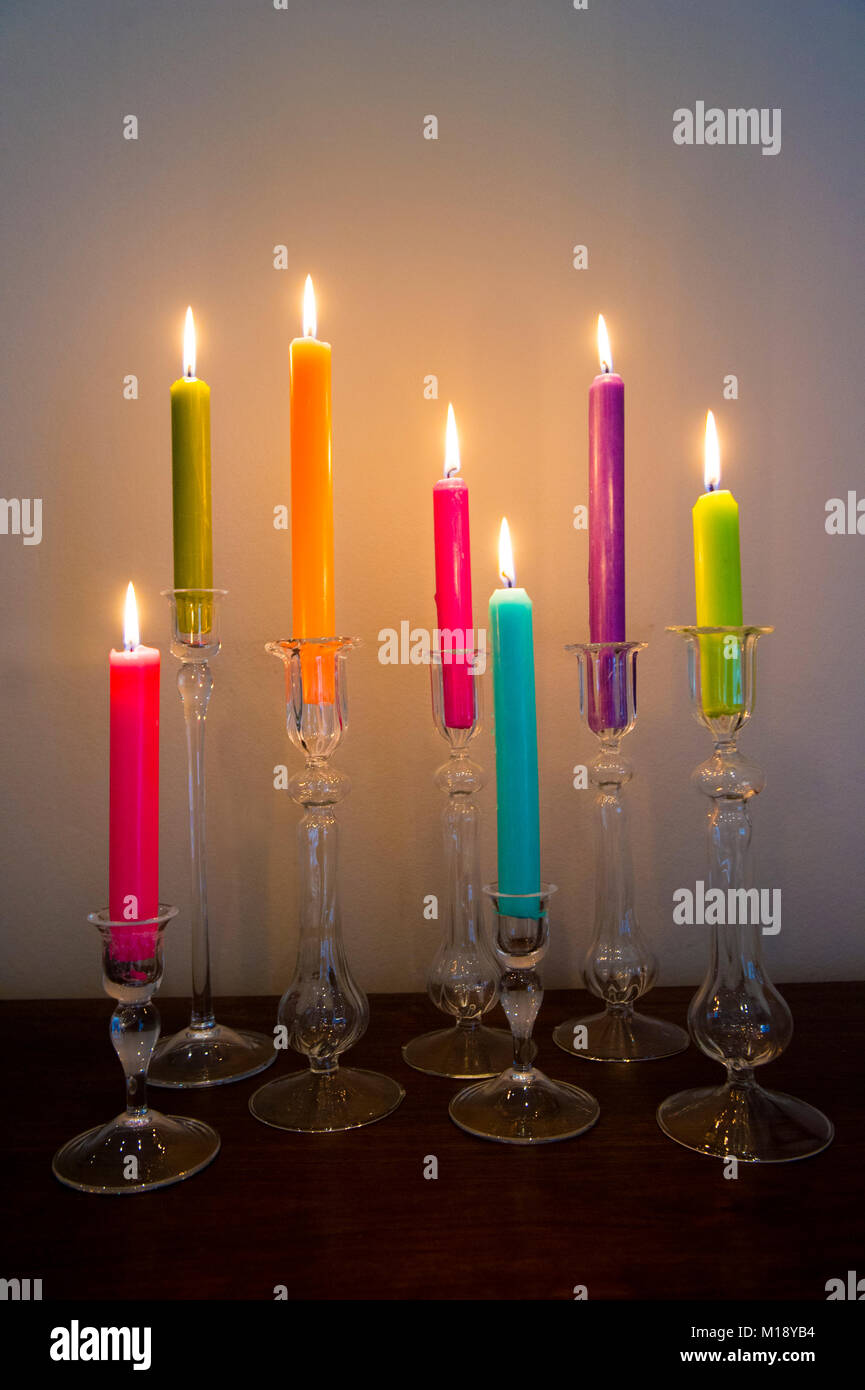 Viele farbige Kerzen im Glas Kerzenhalter Stockfoto