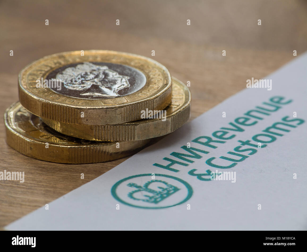 HM Einnahmen und Zoll Steuererklärung und Self Assessment Form mit einigen Loose Change - Menschen in der Harpen den Bleistift' Steuern zu zahlen Stockfoto