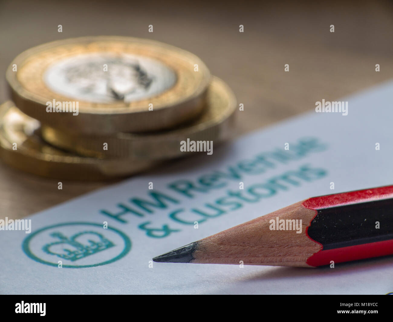 HM Einnahmen und Zoll Steuererklärung und Self Assessment Form mit einigen Loose Change - Menschen in der Harpen den Bleistift' Steuern zu zahlen Stockfoto