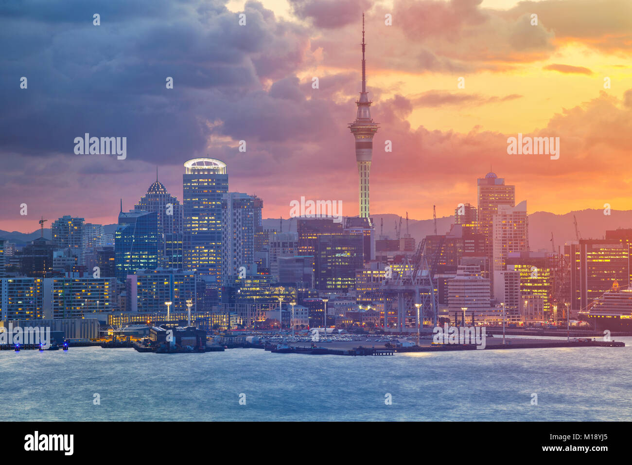 Auckland. Stadtbild bild Skyline von Auckland, Neuseeland während des Sonnenuntergangs. Stockfoto