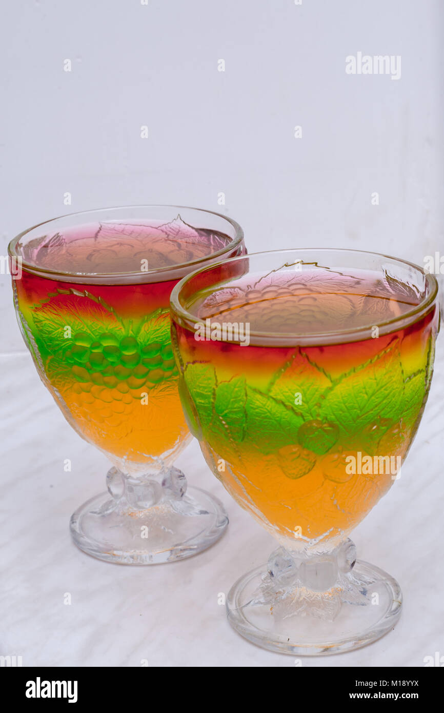 Gelee als Blüte geschnitten. sweet Jelly als rote Tulpe. Red Coral berry sweet Stücke sauber Jelly isoliert. Stockfoto