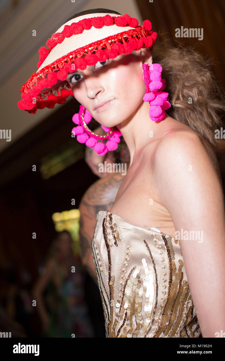 London, UK, 17. September 2016, Modell backstage Fashion Scout, London Fashion Week SS/17 an Freimaurer Hall. Mariusz Goslicki/Alamy Stockfoto