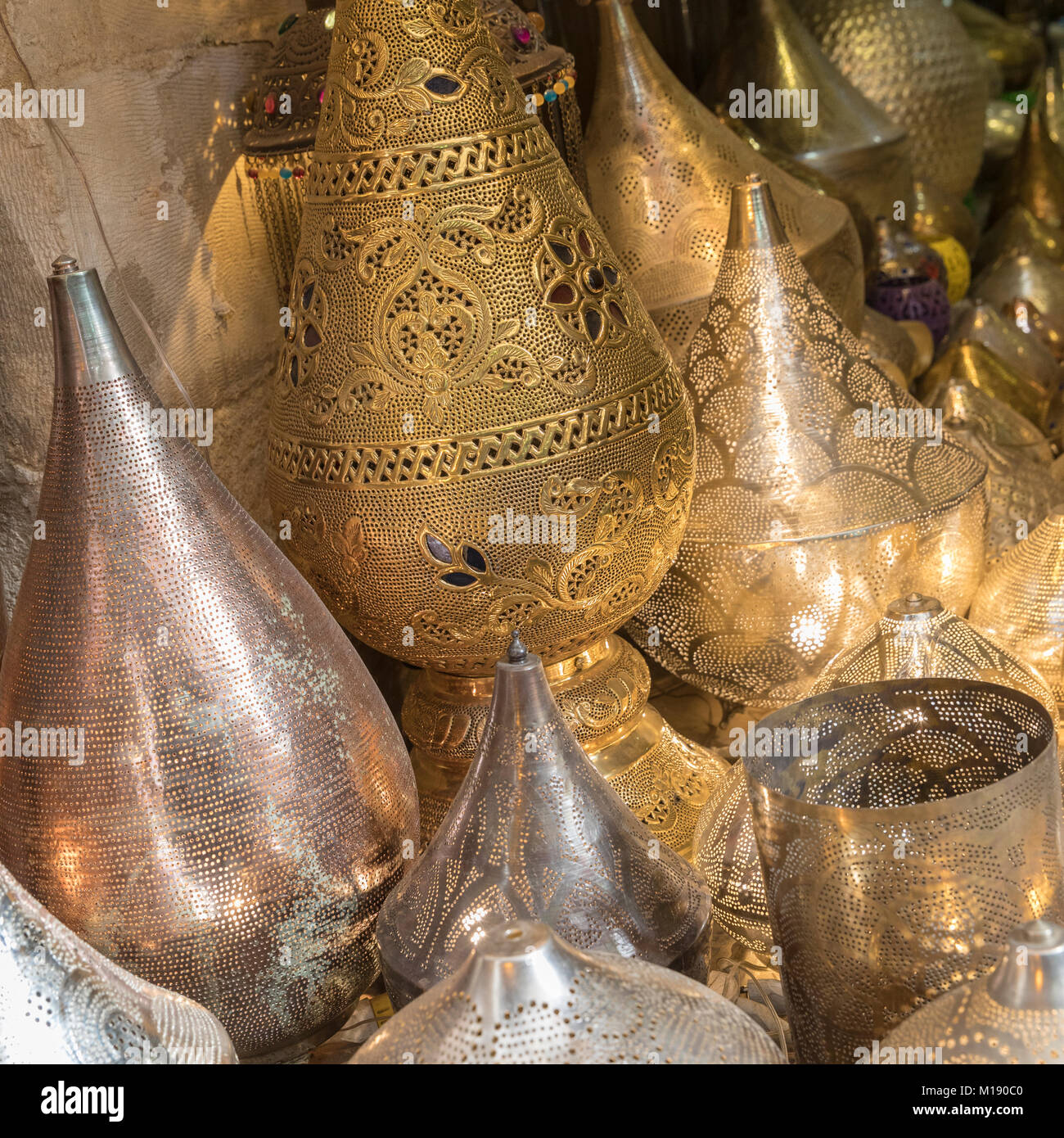 Messing Lampen für den Verkauf in der Sharia Al Moez L'dan Allah Al Fatmi Straße im fatimidischen Kairo Stockfoto