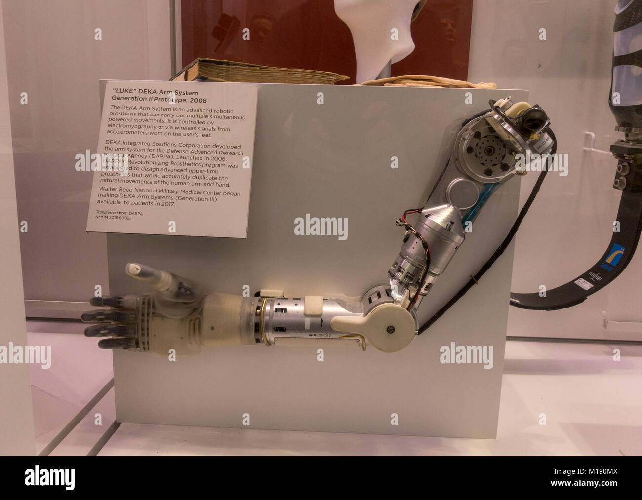 Ein 'Lukas' DEKA Arm System Generation II Prototyp (2008) Auf der Anzeige im Nationalmuseum von Gesundheit und Medizin, Silver Spring, MD, USA. Stockfoto