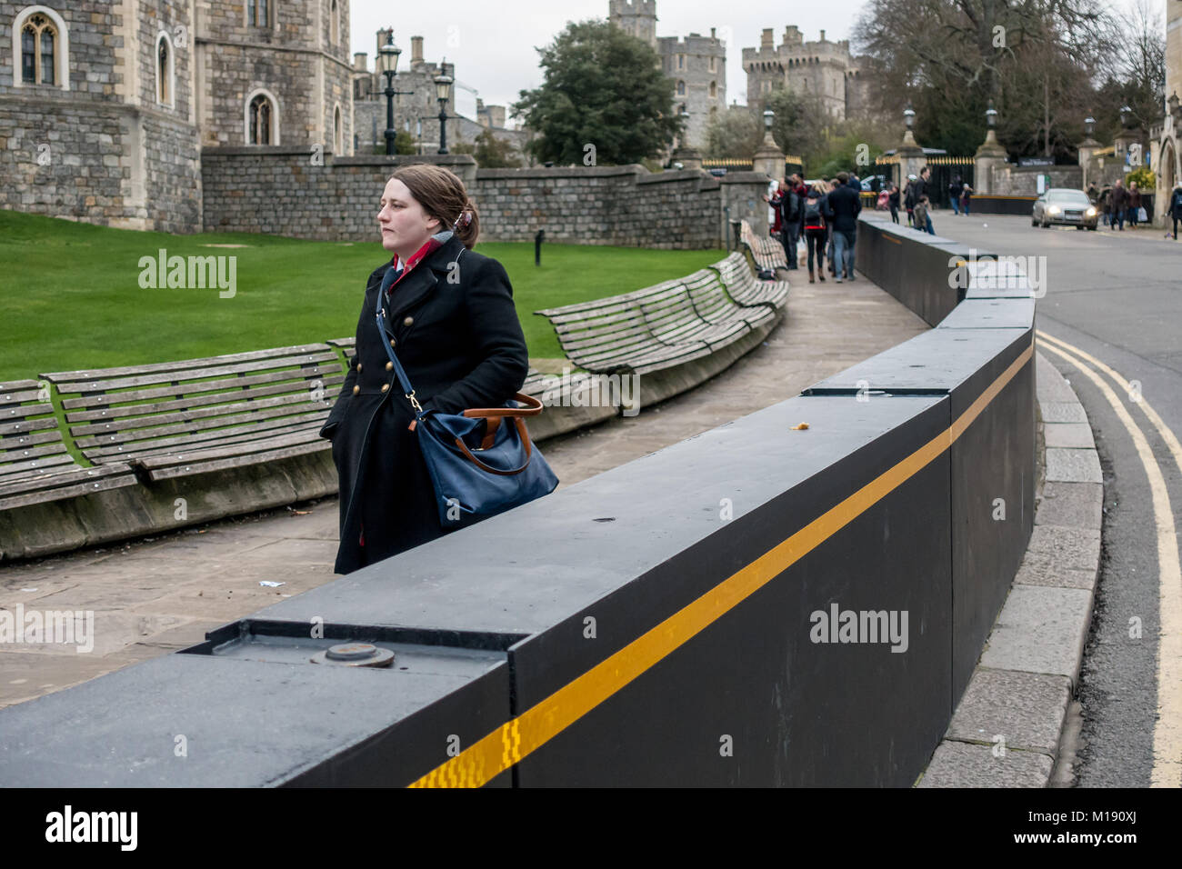Schwarze Barrieren fußgängern von Terroranschlägen über Motor Fahrzeug umkreisen Schloss Windsor in Windsor, UK zu schützen. Stockfoto
