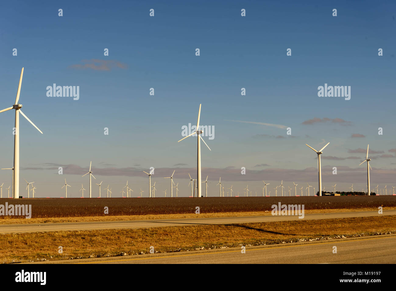 Windenergieanlagen in der Wüste mit einem blauen Himmel Stockfoto