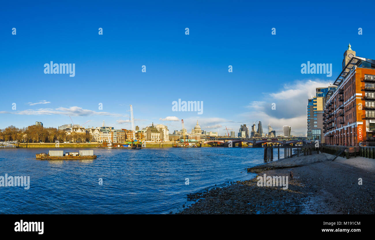 Panoramablick von Oxo Tower Wharf, Blackfriars Bridge, London Wolkenkratzer, St Pauls Cathedral und Victoria Embankment über die Themse. Stockfoto