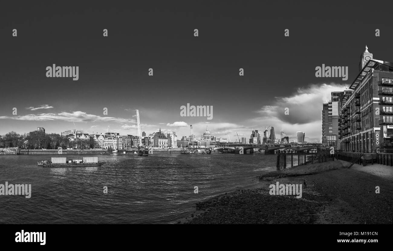 Panoramablick von Oxo Tower Wharf, Blackfriars Bridge, London Wolkenkratzer, St Pauls Cathedral und Victoria Embankment über die Themse. Stockfoto