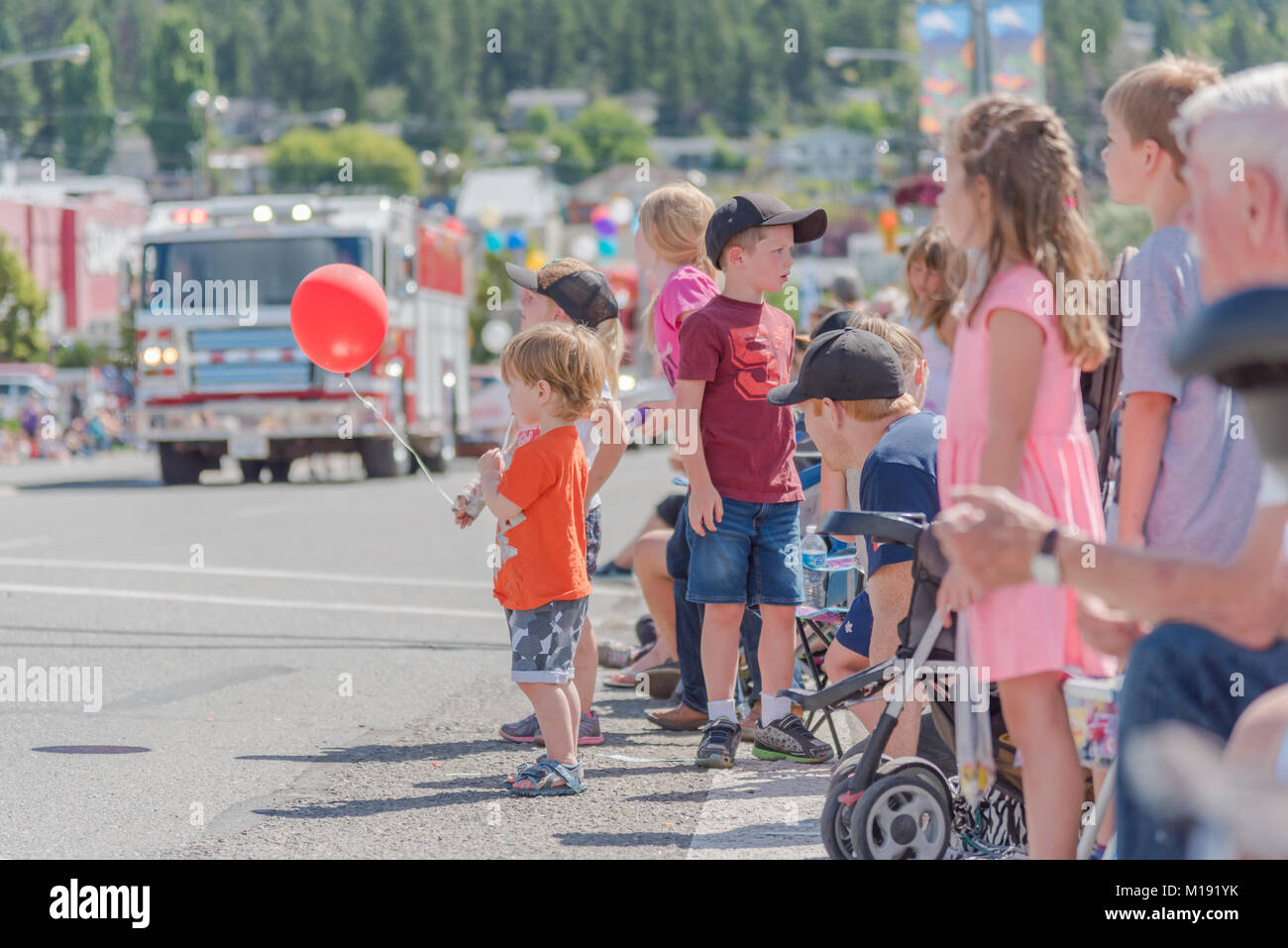 Kinder sehen Der Festwagen von während der jährlichen Stampede Parade in der Innenstadt von Williams Lake. Der Ansturm ist eine international bekannte Veranstaltung Stockfoto