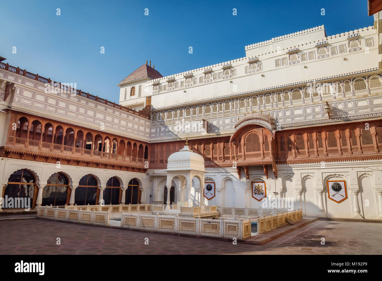 Junagarh Fort Bikaner Stadt Rajasthan. Blick auf den Innenhof des Junagarh Fort Karan Mahal. Stockfoto