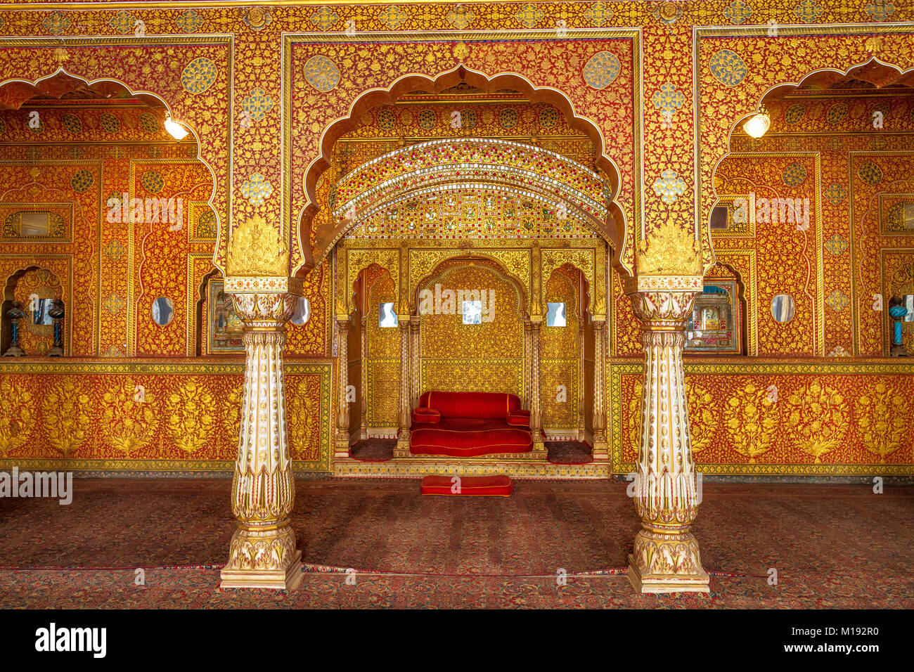 Junagarh Fort Bikaner Rajasthan Royal Palace Innenarchitektur details mit Kaiser Thron und Glas Gold artwork Dekorationen. Stockfoto