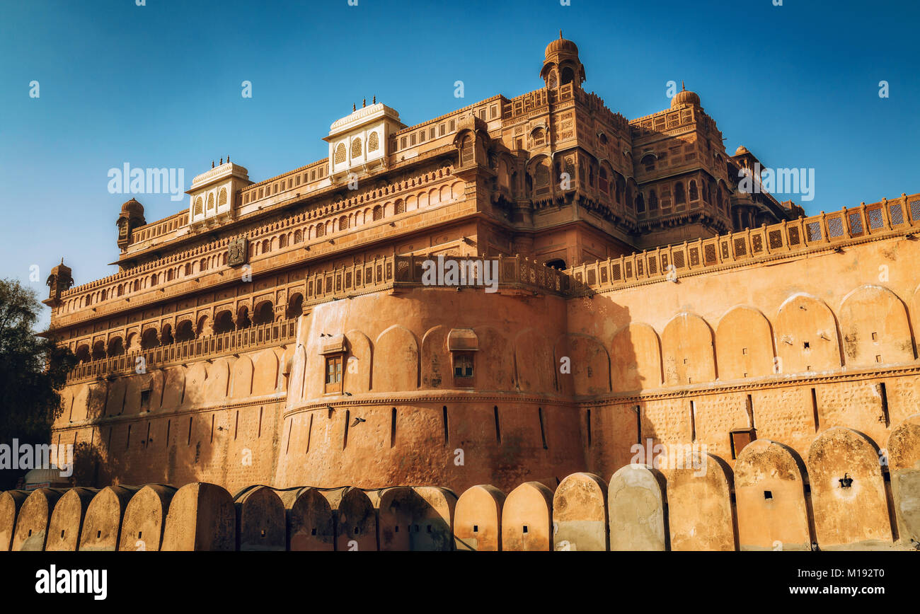 Junagarh Fort Bikaner in Rajasthan. Historische Indische fort und Royal Palast gebaut im Jahr 1478. Ein beliebtes Touristenziel mit aufwändigem Artwork Stockfoto