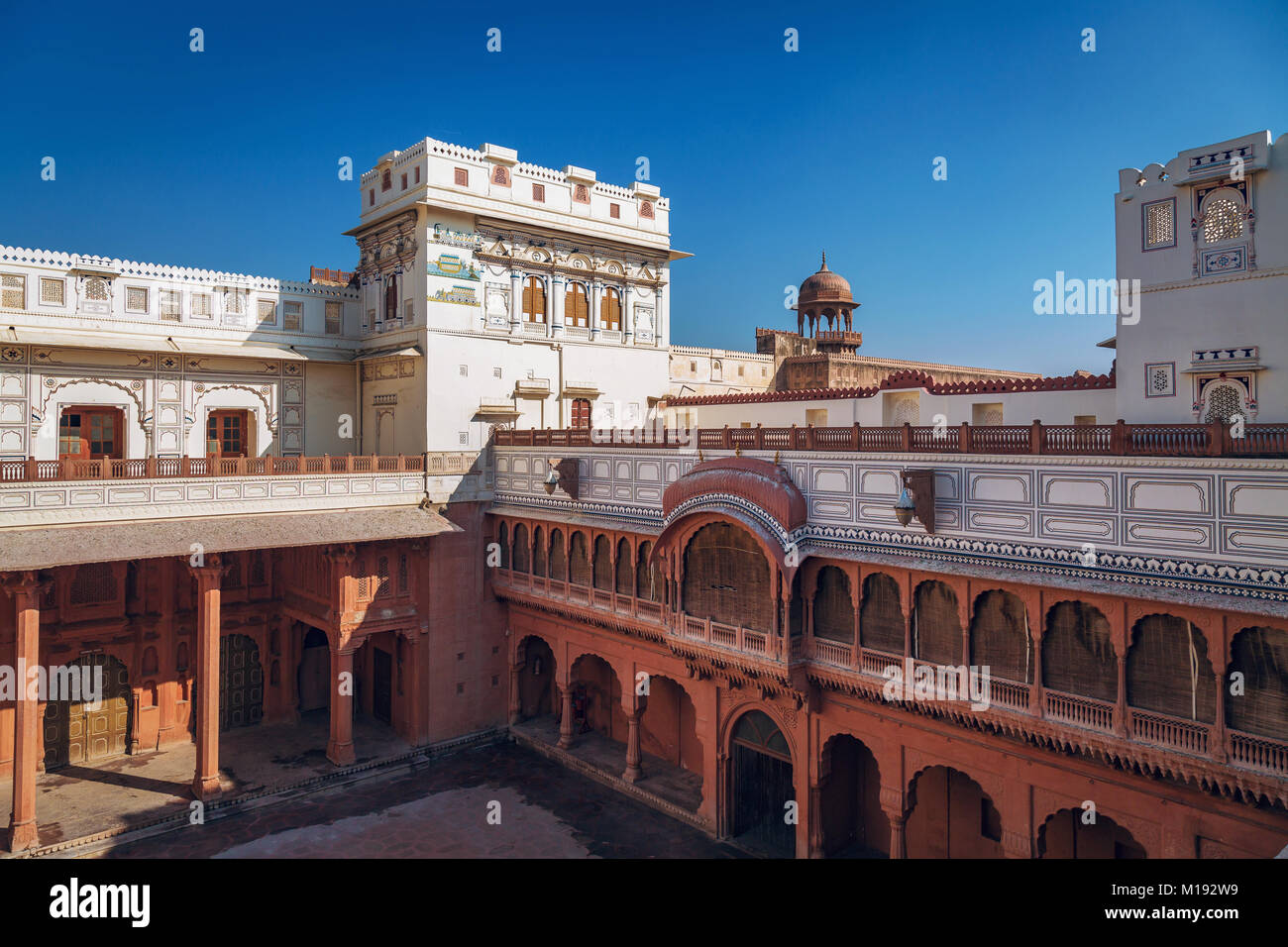 Junagarh Fort Bikaner Stadt Rajasthan. Das historische Fort mit rotem Sandstein und weißem Marmor mit Schnitzereien und Wall Art gebaut Stockfoto