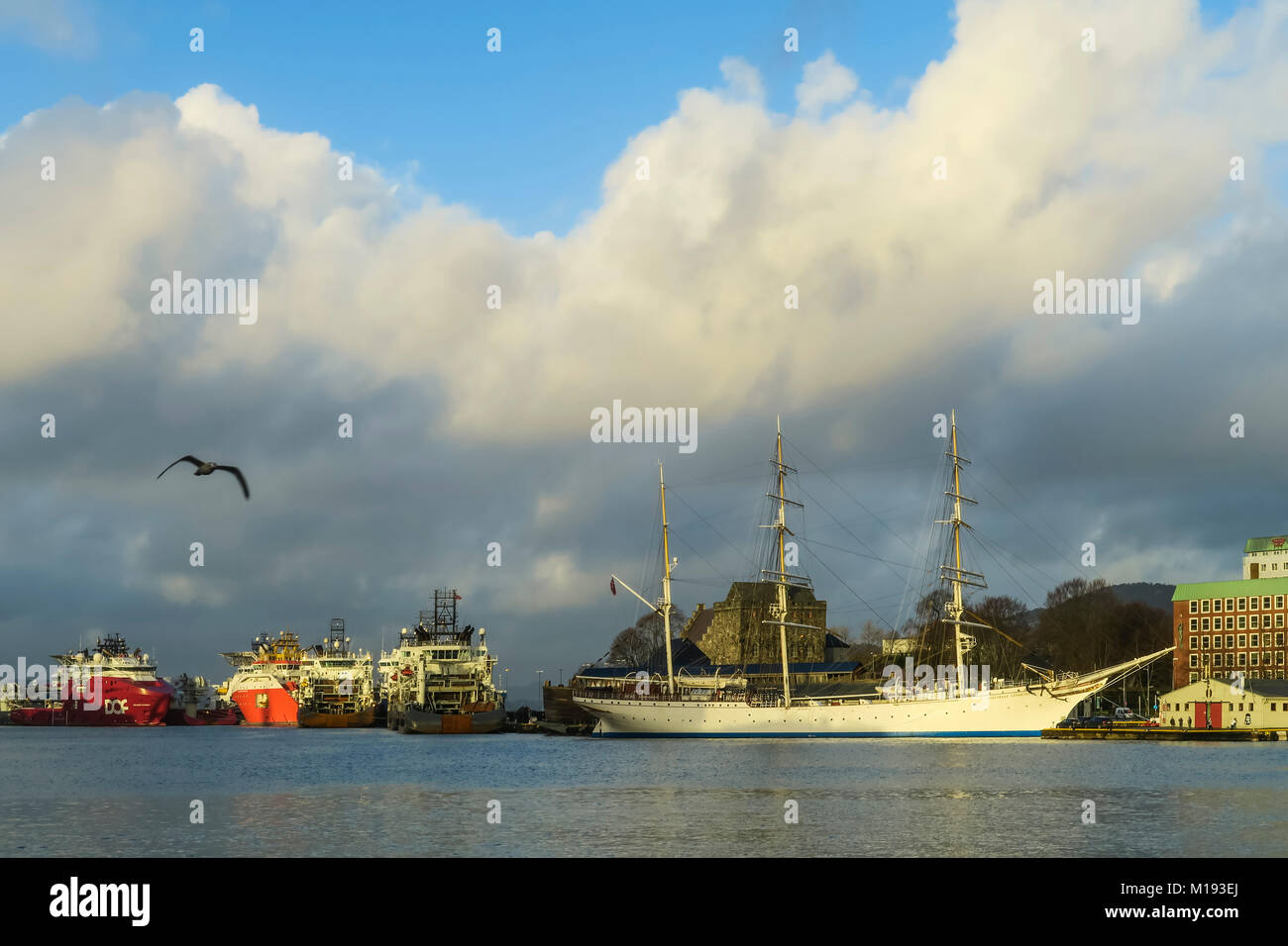 Touristische Kreuzfahrt Yachtcharter Statsraad Lehmkuhl & Nordsee Energiewirtschaft Schiffe, die von der Festung Bergenhus, vagen Hafen. Bergen, Hordaland, Norwegen Stockfoto