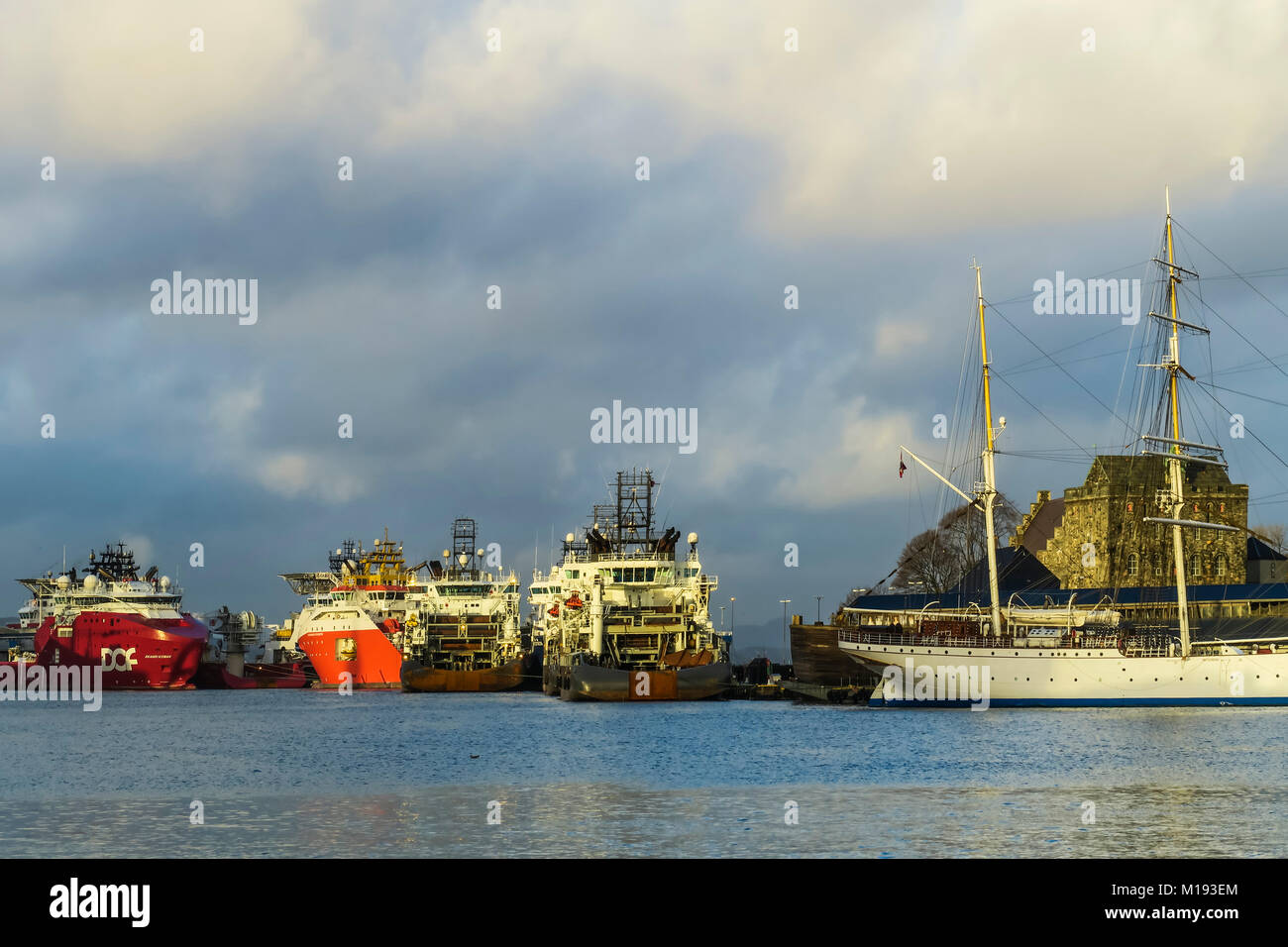 Touristische Kreuzfahrt Yachtcharter Statsraad Lehmkuhl & Nordsee Schiffe, die Festung Bergenhus, vagen Hafen. Bergen, Hordaland, Norwegen Stockfoto