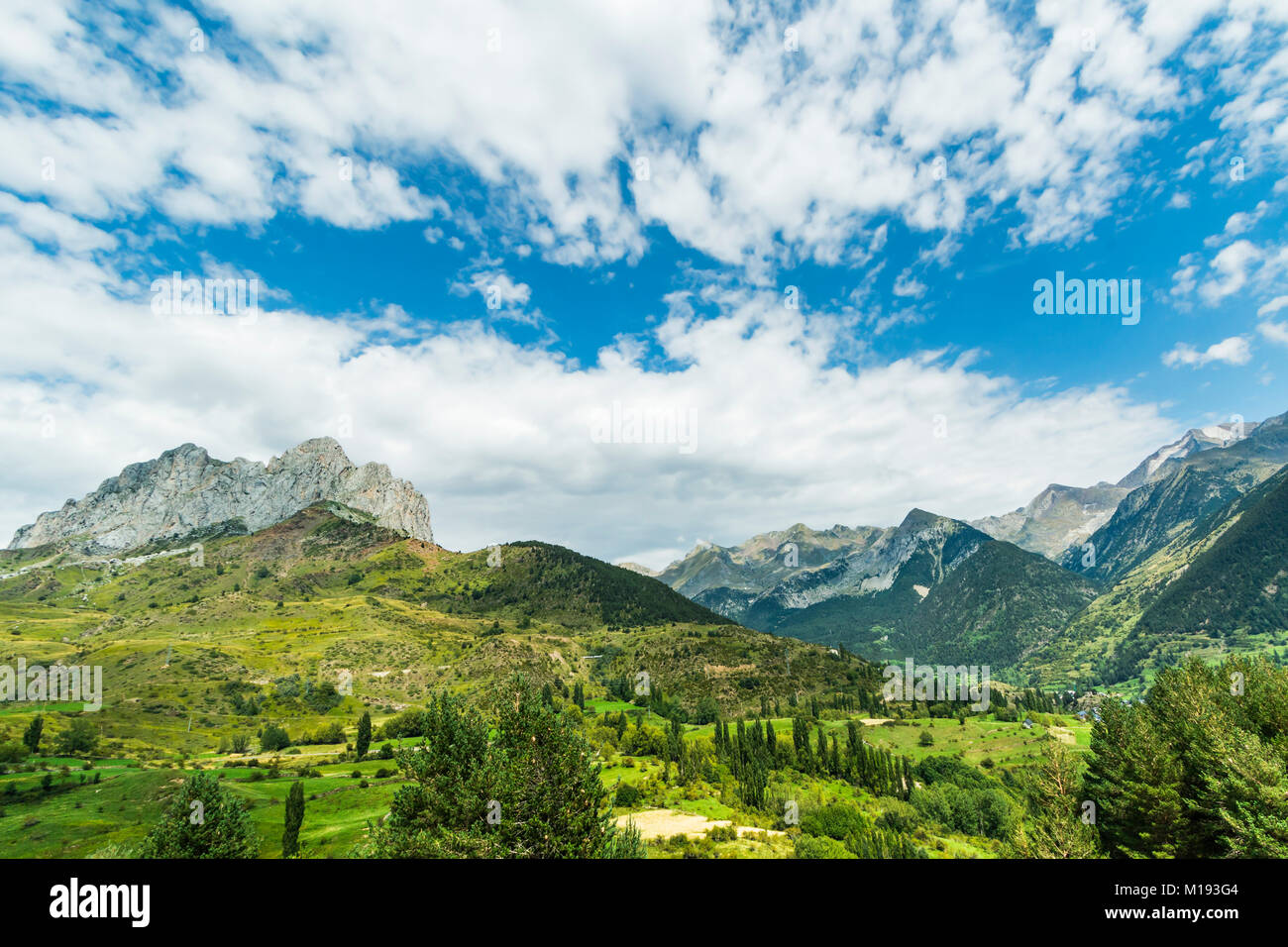 Pena Foratata Kalkstein peak & die Picos del Infierno (ganz rechts), Tena Tal. Sallent de Gallego, Pyrenäen, Provinz Huesca, Spanien Stockfoto