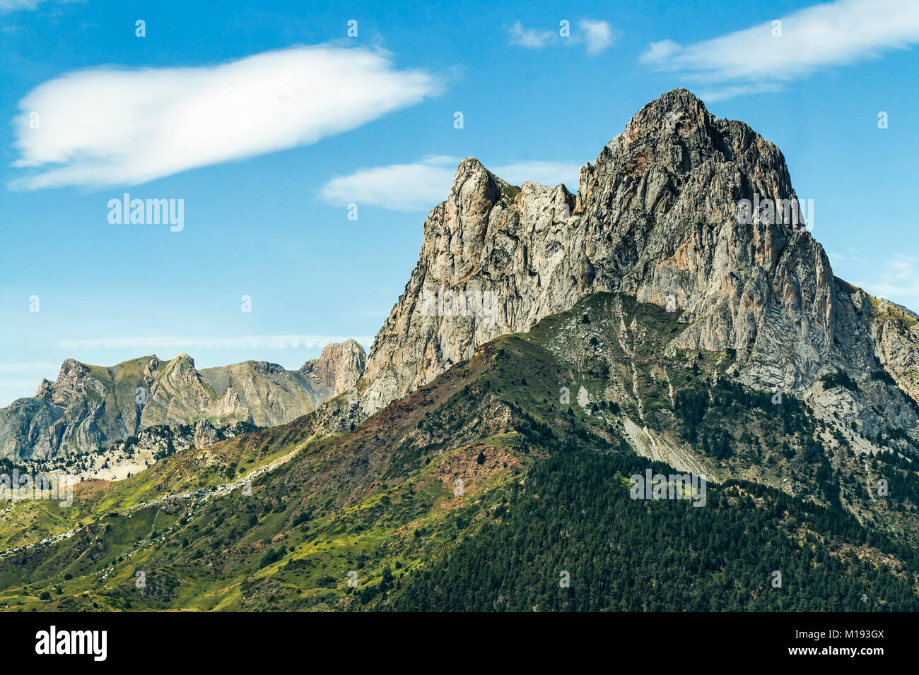 2341 m Kalkstein peak Pena Foratata, ein großer Meilenstein in der malerischen Oberen Tena Tal. Sallent de Gallego, Pyrenäen, Provinz Huesca, Spanien Stockfoto