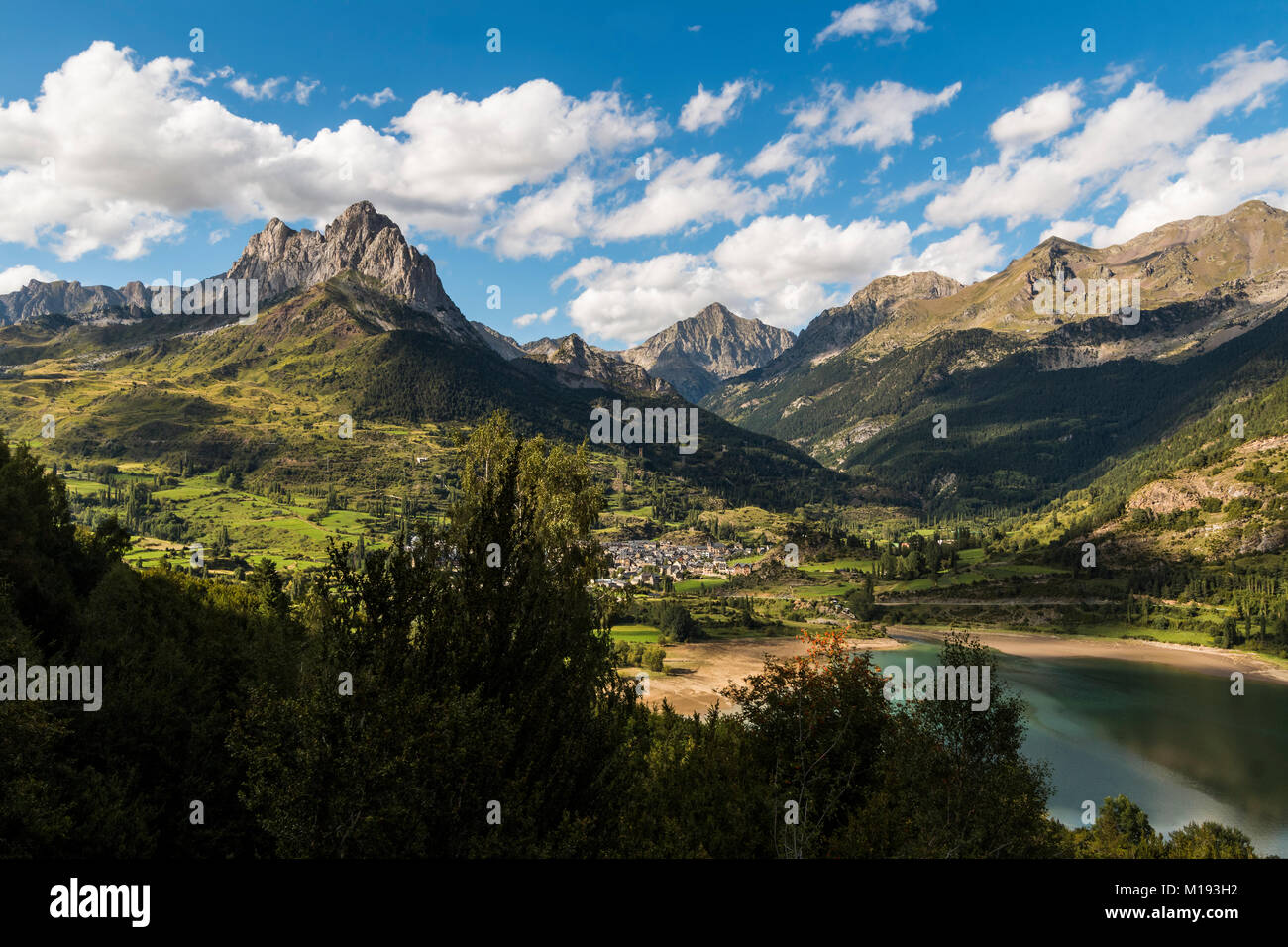 2341 m Pena Foratata Peak, lanuza See und die malerische Tena Tal Berg Stadt. Sallent de Gallego, Pyrenäen, Provinz Huesca, Spanien Stockfoto