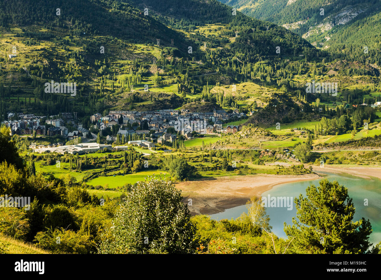 Lanuza See & diese Nabe Stadt für Tourismus, Wandern und Skifahren im oberen Valle de Tena Tal. Sallent de Gallego; Pyrenäen Huesca, Spanien Stockfoto