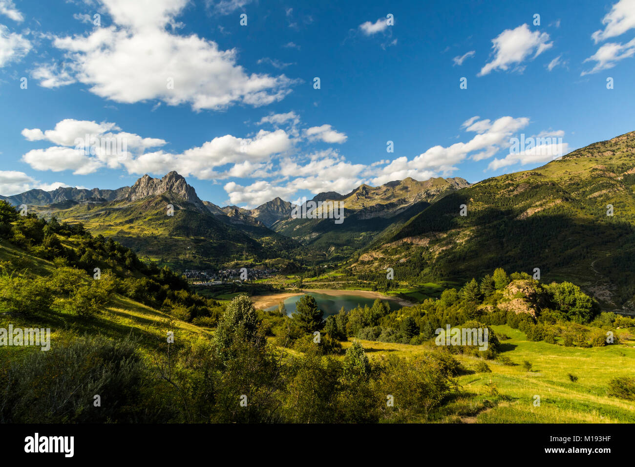 Blick nach Norden von Pazino zu Pena Foratata peak (L) & Lanuza See, Obere Tena Tal. Sallent de Gallego; Pyrenäen Huesca, Spanien Stockfoto