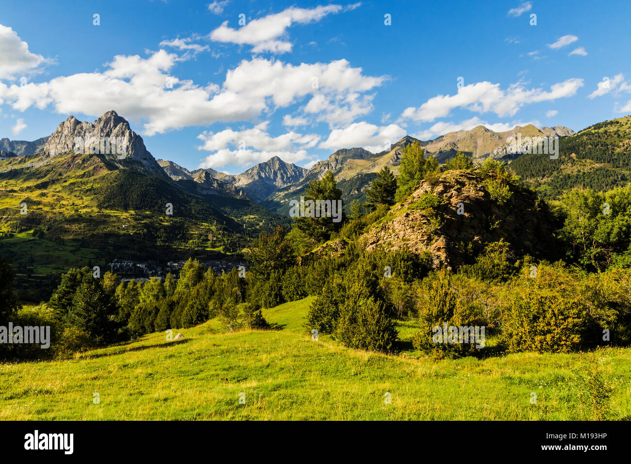Punta del Pazino Wiesen & Beyond: 2341 m Pena Foratata (links) & Garmo Carnizero Peaks, Obere Tena Tal. Sallent de Gallego; Pyrenäen Huesca, Spanien Stockfoto