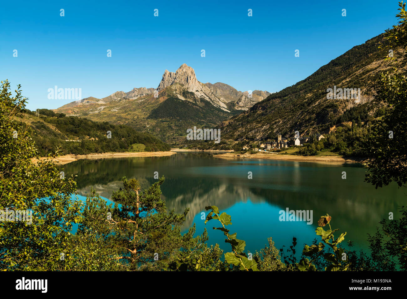 Lanuza See & Dorf- & Pena Foratata Peak im malerischen Oberen Tena Tal. Sallent de Gallego, Pyrenäen, Provinz Huesca, Spanien Stockfoto