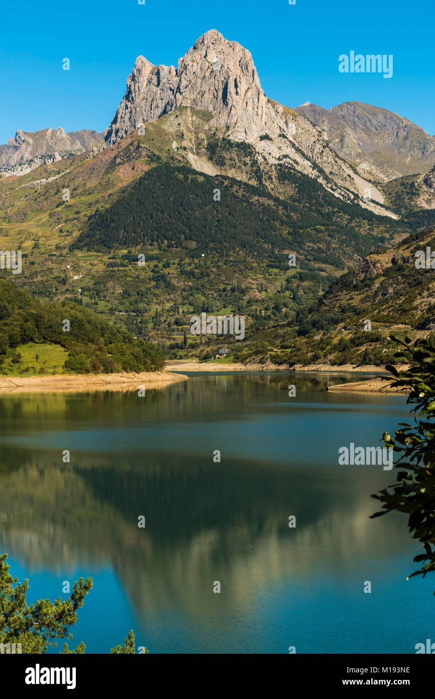 2341 m Pena Foratata Peak auf lanuza See im malerischen Oberen Tena Tal wider. Sallent de Gallego, Pyrenäen, Provinz Huesca, Spanien Stockfoto
