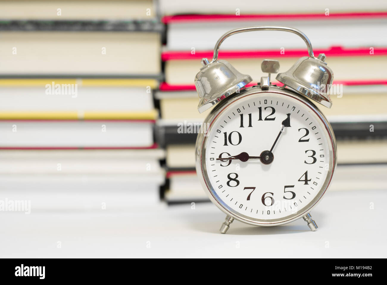 Wecker und Bücher Studie Konzept Stockfoto