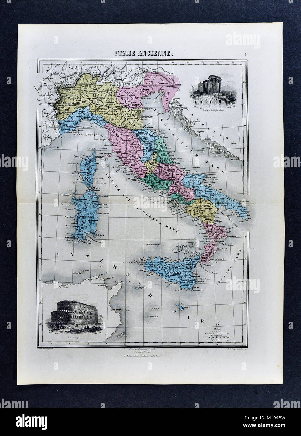 1877 Migeon Karte - Antike Italien während der römischen Zeit mit Vignetten, die das Kolosseum und Tempel der Vesta im Tivoli Stockfoto