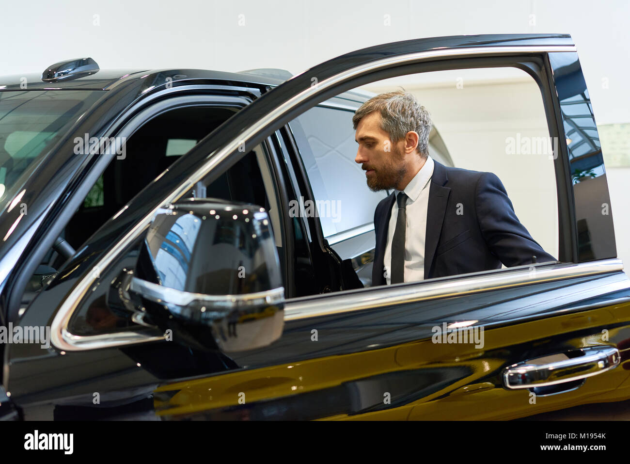 Erfolgreicher Geschäftsmann in Auto Stockfoto