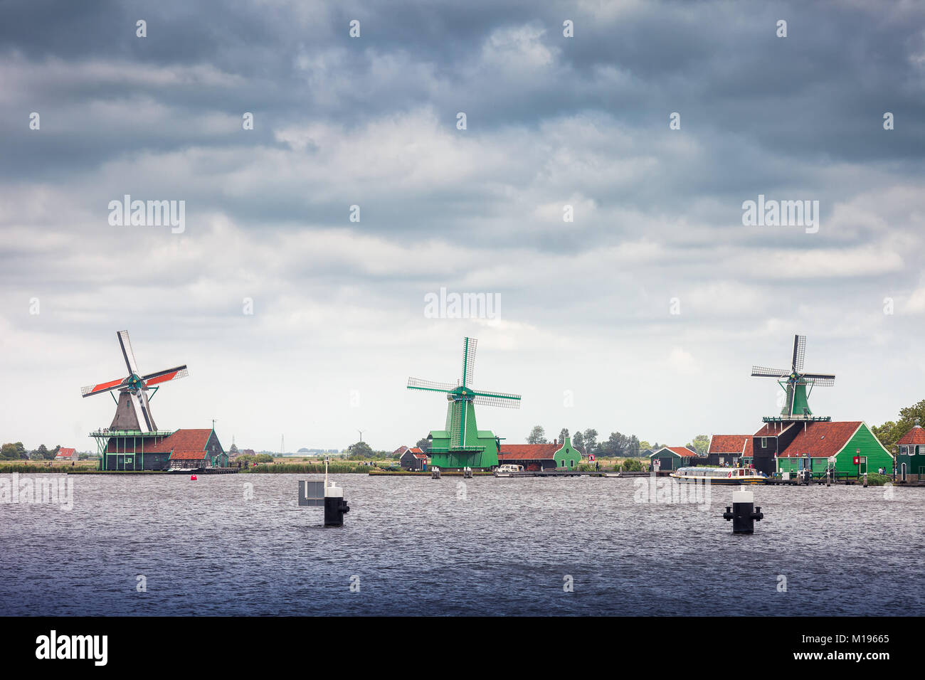 Holländische Windmühlen und Häuser auf dem zaans River von Zaanse Schans National Park und Museum in Nordholland Stockfoto