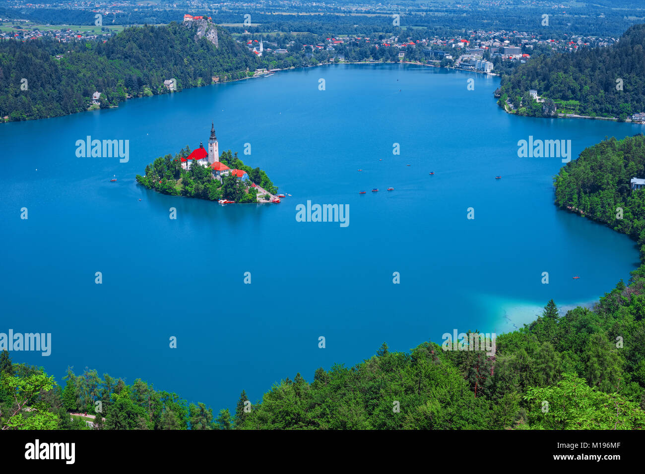 Luftbild des Bleder See, Alpen, Slowenien, Europa. Mountain Lake See. Insel mit Kirche in Bleder See. Sommer Landschaft. Schloss und die Berge in Bac Stockfoto