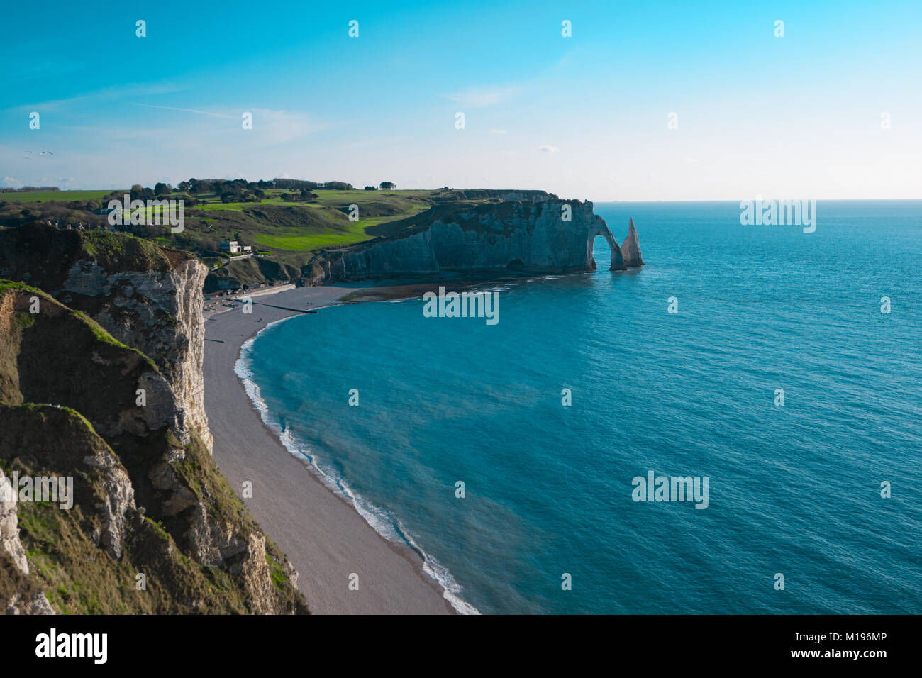 Strand, Meer und Klippen, Etretat, Normandie, Frankreich, Europa. Natürliche Bögen, weißen Kreidefelsen über den Atlantik. Meer, Landschaft Beliebt landmar Stockfoto