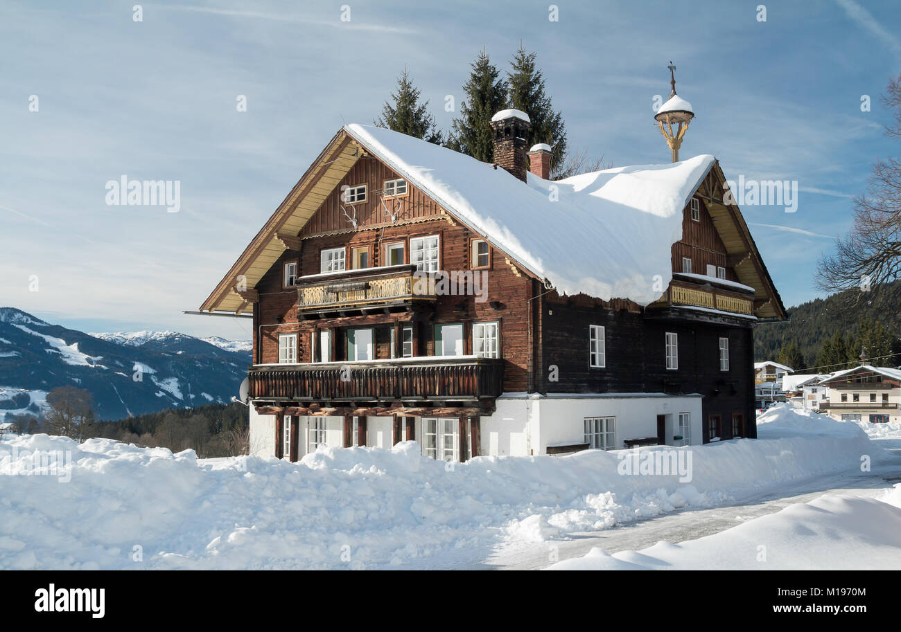 Schnee Haus in den österreichischen Alpen Stockfoto