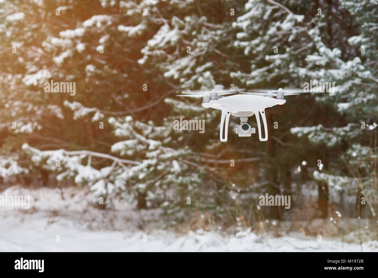 Drohne fliegen im Winter auf sonnigen Tag. Landung drone. Nehmen Sie drone Thema Stockfoto