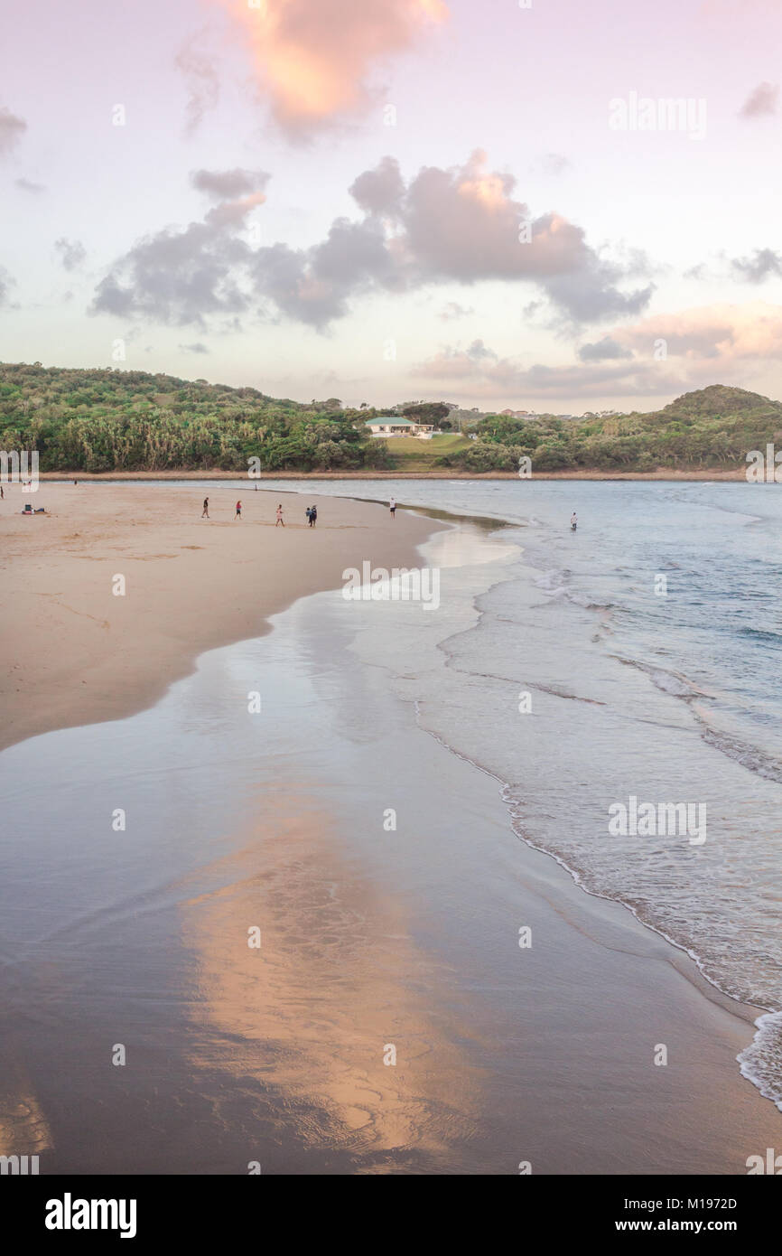 Gonubie Beach River Mouth bei Sonnenuntergang. Ende Tag Spaß am Meer. Urlaub Hintergrund Stockfoto