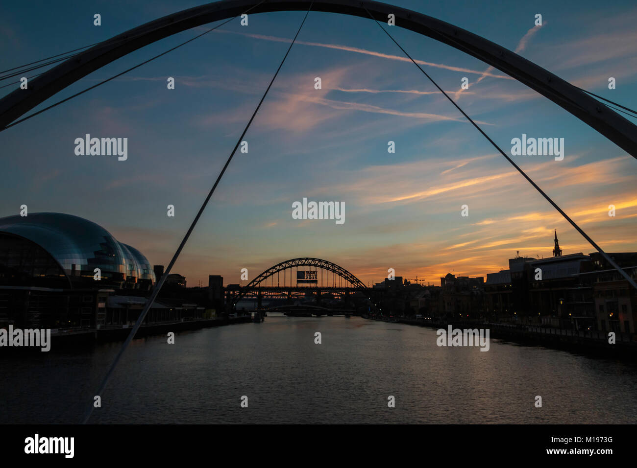 Die Tyne Bridge bei Sonnenuntergang wie aus der Millenium Bridge, Newcastle Quayside, Newcastle Upon Tyne gesehen Stockfoto