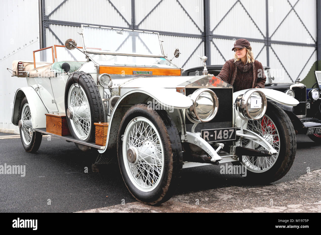 Katie Forrest, 32, aus Guildford, reinigt ihren Roll-Royce Silver Ghost aus dem Jahr 1912, bekannt als „The Taj Mahal“ und ursprünglich im Besitz des Maharadscha von Nabha, während der jährlichen Fahrtests für den Vintage Sports-Car Club um Kurse, die auf dem Gelände des Brooklands Museums in Weybridge, Surrey, angelegt wurden. Stockfoto