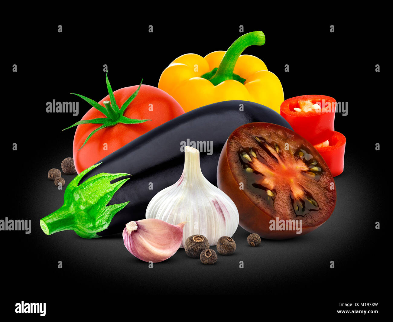 Gruppe von Gemüse. Auberginen, Tomaten, Paprika und Knoblauch auf schwarzem Hintergrund. Stockfoto