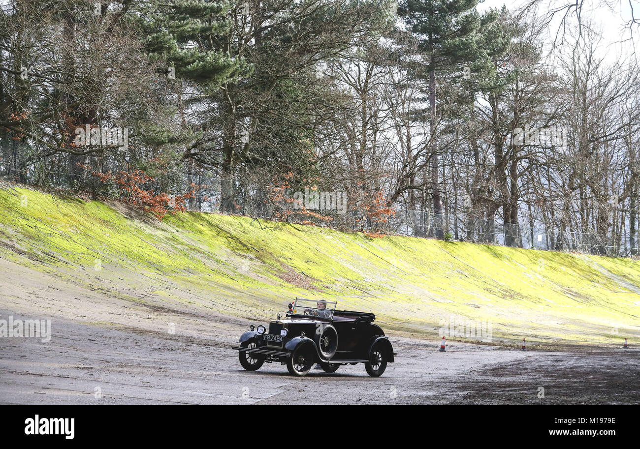 Ein Teilnehmer bei den jährlichen Fahrtests für den Vintage Sports-Car Club, um Kurse zu besuchen, die auf dem Gelände des Brooklands Museum in Weybridge, Surrey, ausgelegt sind. Stockfoto