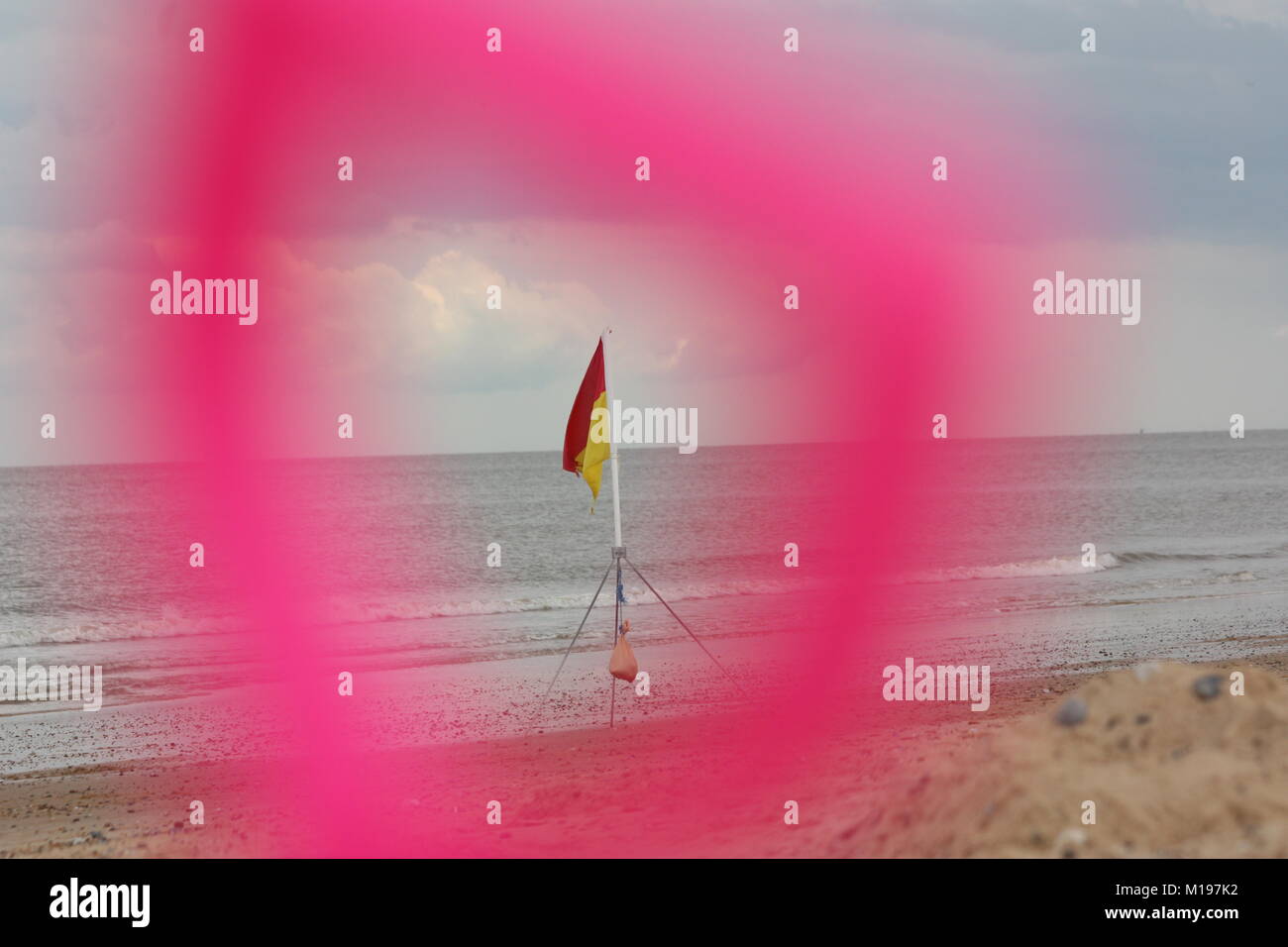 Strand Warnung Flagge und das Kind beim Namen bei einem britischen Sommer in Gorleston-on-Sea Strand, Norfolk, Großbritannien. Stockfoto