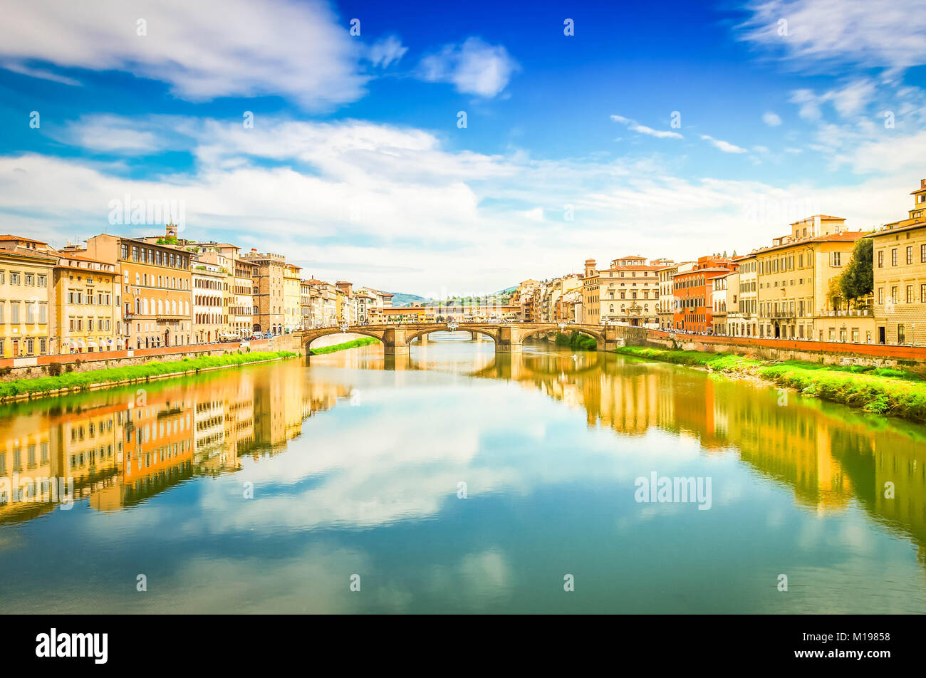Berühmte Triniti und Ponte Vecchio Brücken in den Fluss Arno am Sommer, Tag, Florenz, Italien widerspiegelt, Retro getönt Stockfoto