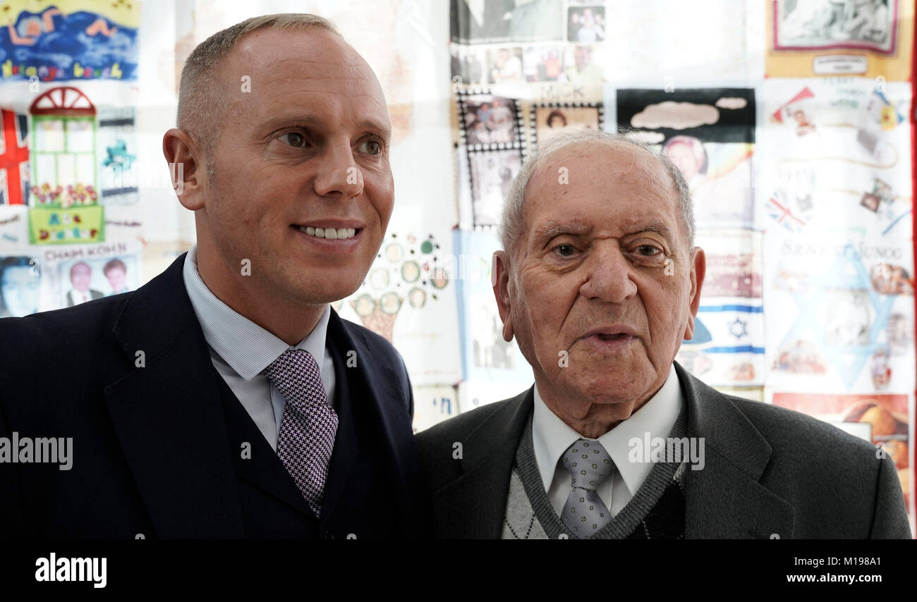 Arek Hersh, einer der jungen Holocaust-Überlebenden, bekannt als "die Jungen", wurde von Robert Rinder, ITV's "Richter Rinder, in Newcastles Stadtbibliothek für die Ausstellungseröffnung von "EIN Bild, EIN Leben, EINE Zukunft" im Rahmen des Holocaust Memorial Day 2018 begleitet. DRÜCKEN Sie ASSOCIOCIATION Photo. Bilddatum: Sonntag, 28. Januar 2018. Rinders Großvater, Moishe Malenicky, war auch einer der 'Boys'. Die kostenlose Ausstellung läuft bis zum 8. Februar. Bildnachweis sollte lauten: Owen Humphreys/PA Wire Stockfoto