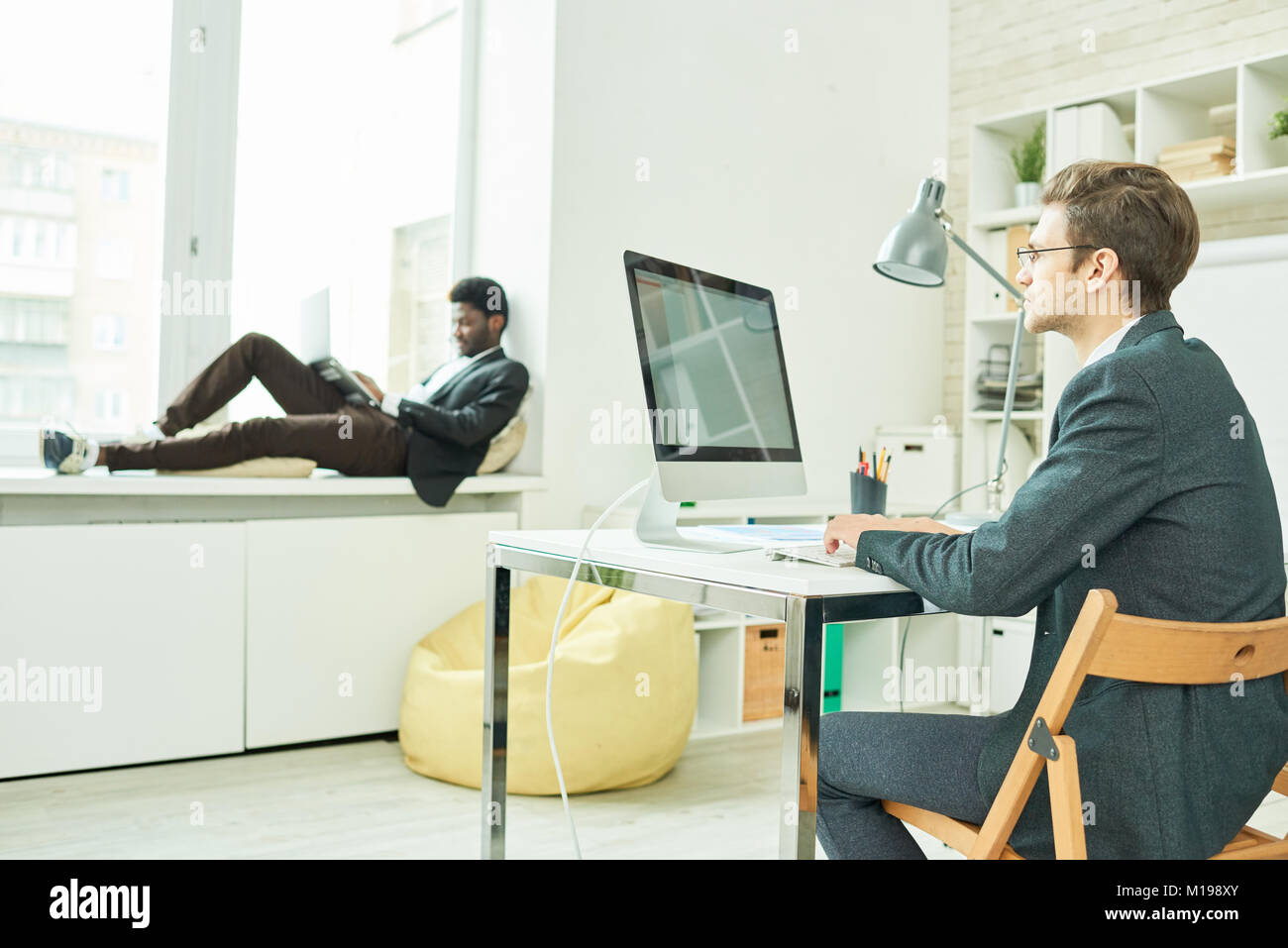 Leute, die sich für moderne, komfortable Büro Stockfoto