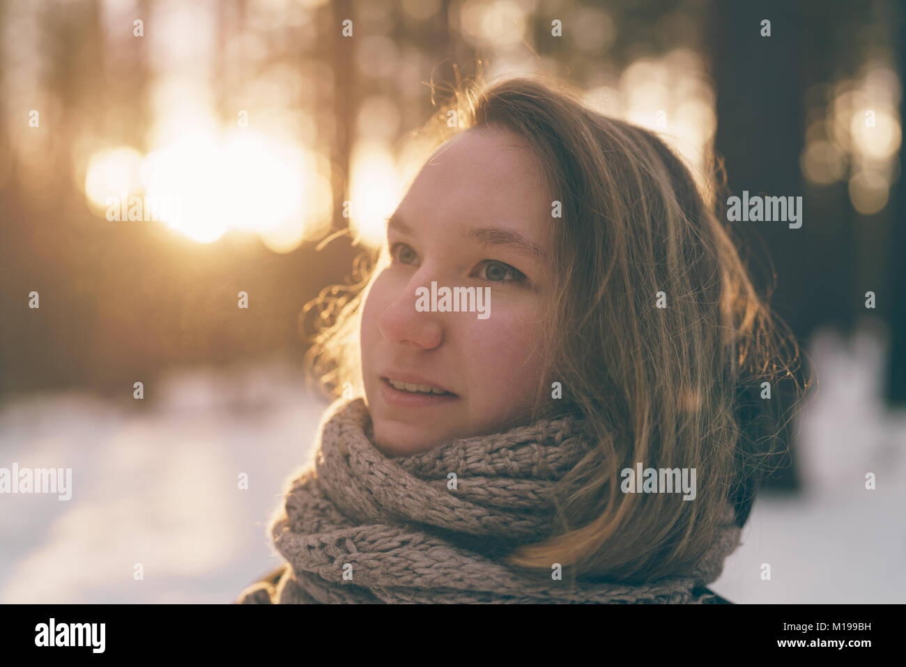 Getönten Portrait von jugendlich Mädchen im Winter Kiefernwald bei Sonnenuntergang Stockfoto