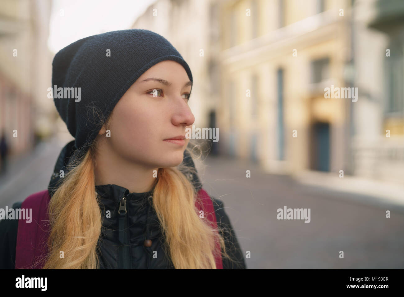 Portrait von jugendlich Mädchen auf der Straße des alten Europa Stadt Stockfoto