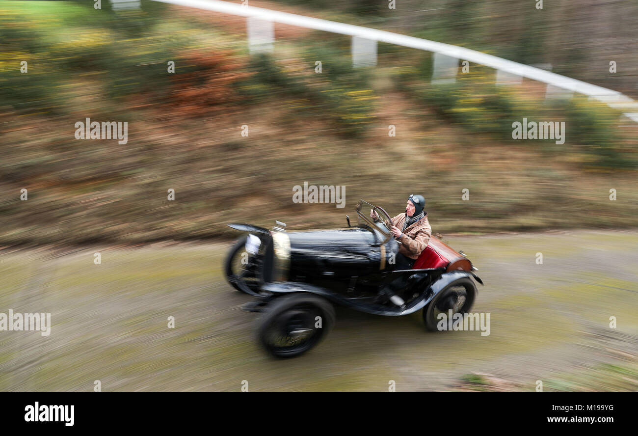 Ein Teilnehmer fährt auf dem „Test Hill“, während er am jährlichen Fahrtesttag des Vintage Sports-Car Club im Brooklands Museum in Surrey teilnimmt. Stockfoto