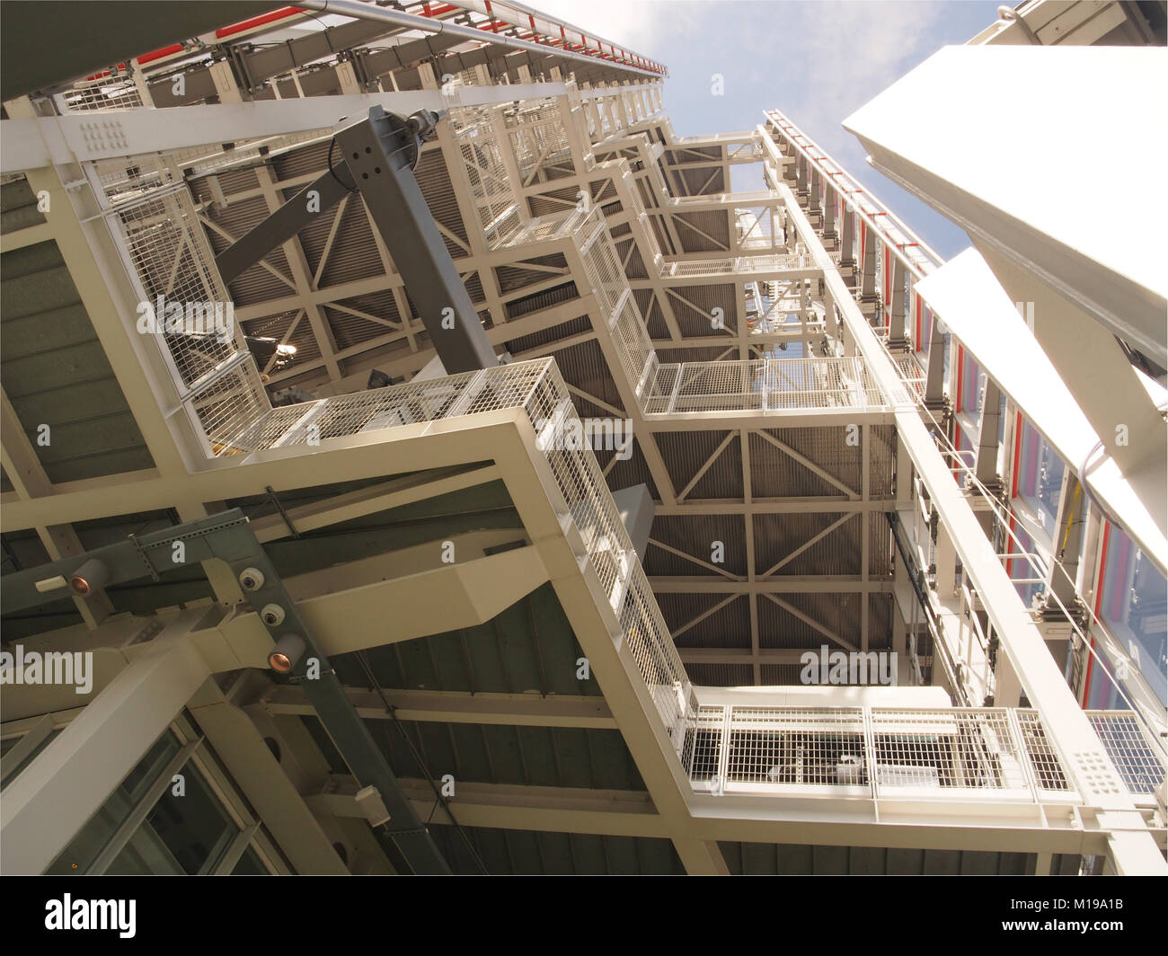 Ein Blick von oben betrachten, Ebene 72, skywards durch das Gebäude Der Shard in London mit 360 Grad Blick Stockfoto